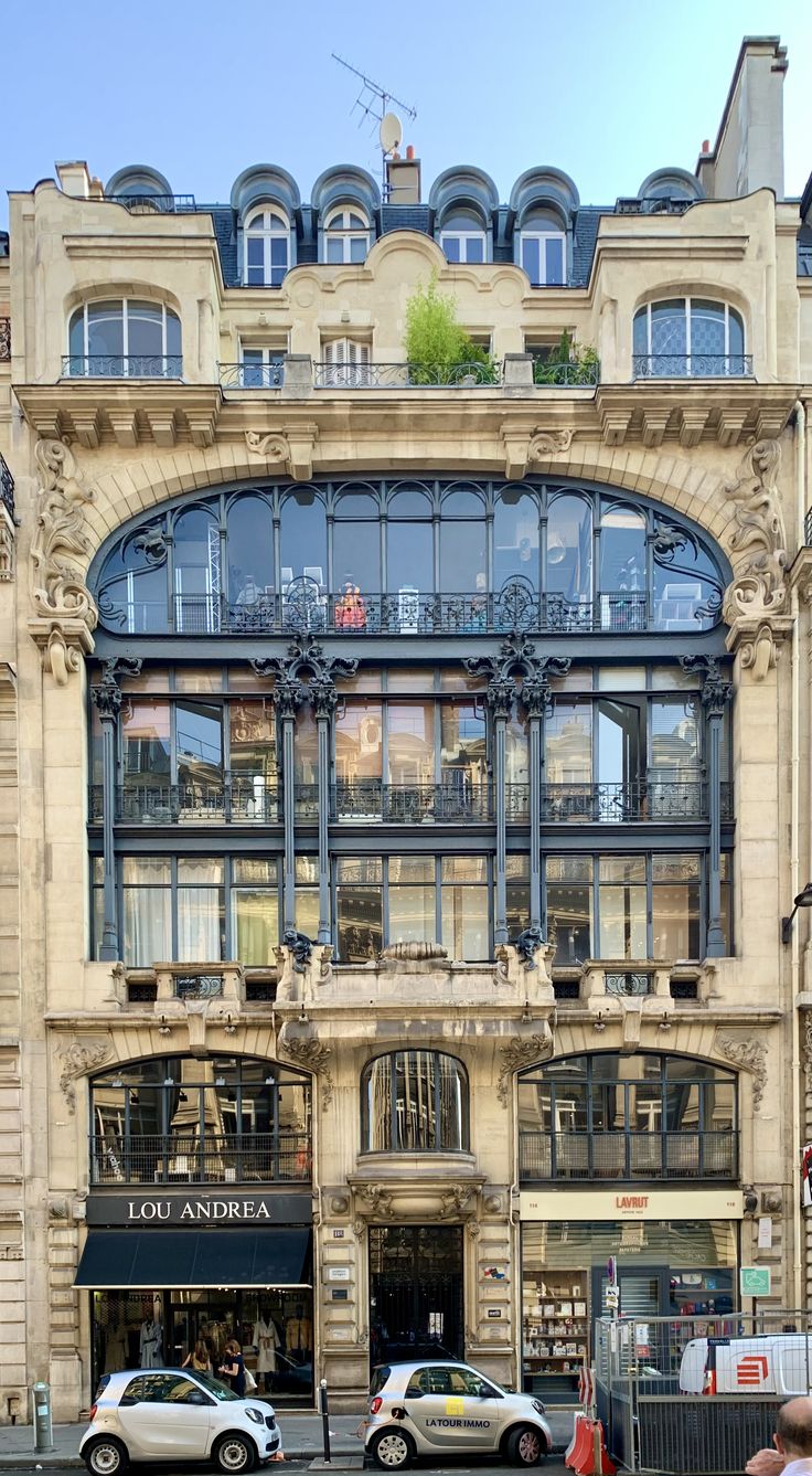 nettoyage professionnel dans les anciens immeubles Les bâtiments anciens, qu’ils soient historiques, patrimoniaux ou simplement vieux de plusieurs décennies, représentent un défi unique en matière de nettoyage et d’entretien. Préserver leur authenticité tout en répondant aux exigences modernes d’hygiène et de sécurité demande une expertise spécifique et des solutions adaptées. Cet article explore les enjeux majeurs du nettoyage dans ces lieux et les solutions qu’Alpha Clean peut apporter.